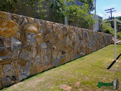 BIZZARRI PEDRAS: Muro com pedras